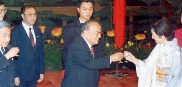 经过日本方面一番讨论过后,日本政府终于在1992年的8月决定了明仁天皇