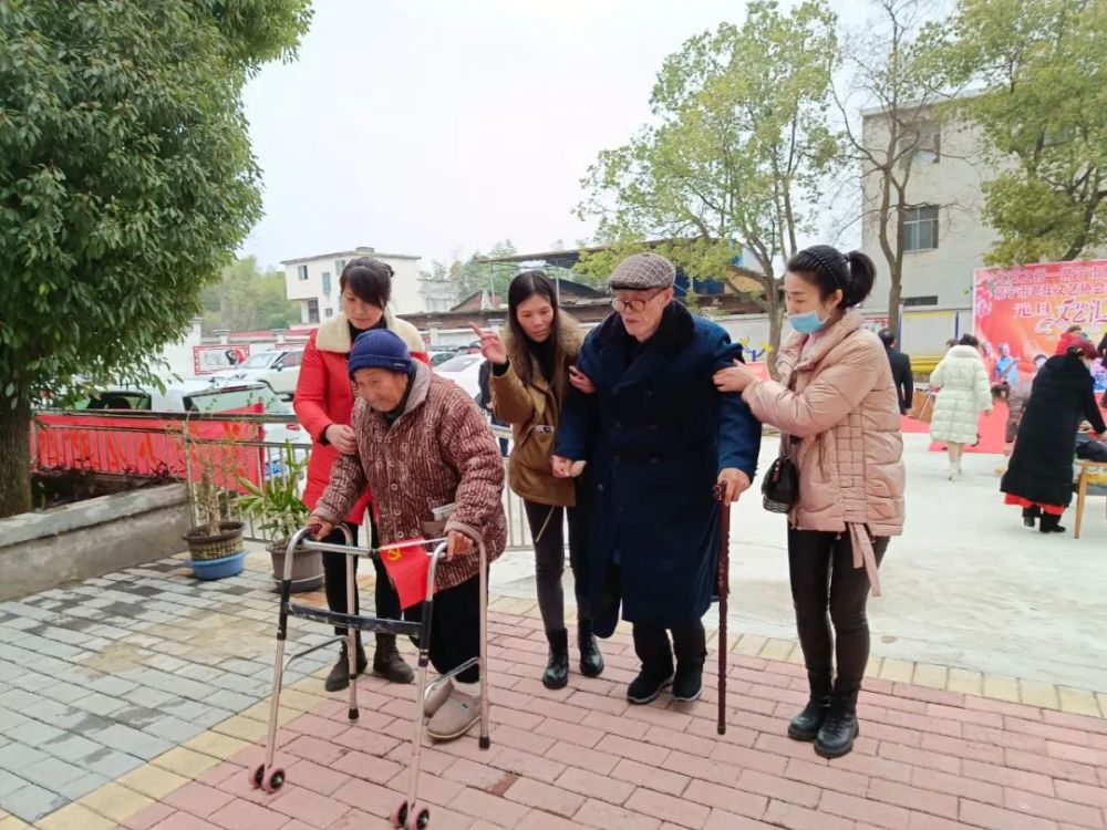 周国丽歌舞庆元旦义演献爱心常宁市旗袍协会老年文艺协会关爱老人慰问