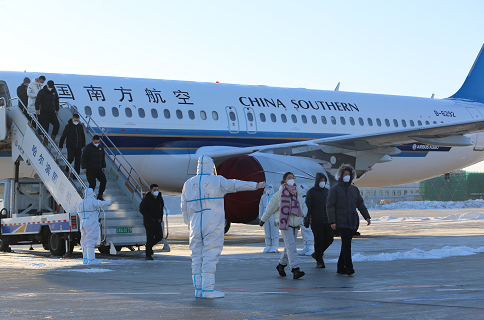 备降哈尔滨太平国际机场,设置了涉冬奥人员突发疾病处置,下飞机到指定