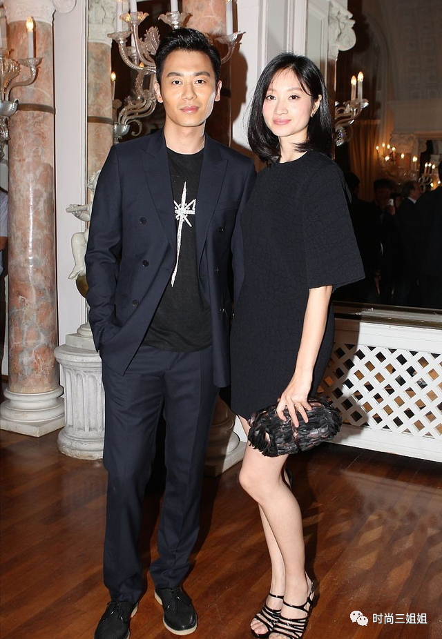 朱亚文妻子丝毫不在意镜头淡妆出镜自信满满黑连衣裙低调素雅