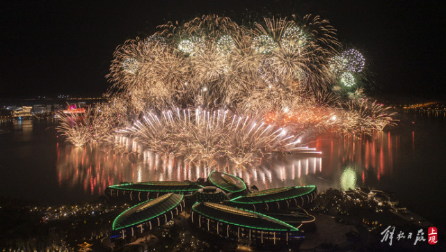 烟花璀璨不眠夜,2022新年烟花秀在滴水湖畔绚丽绽放