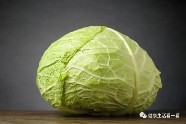 买包菜时,选松散的还是紧实的?老菜农:味道差很多,别