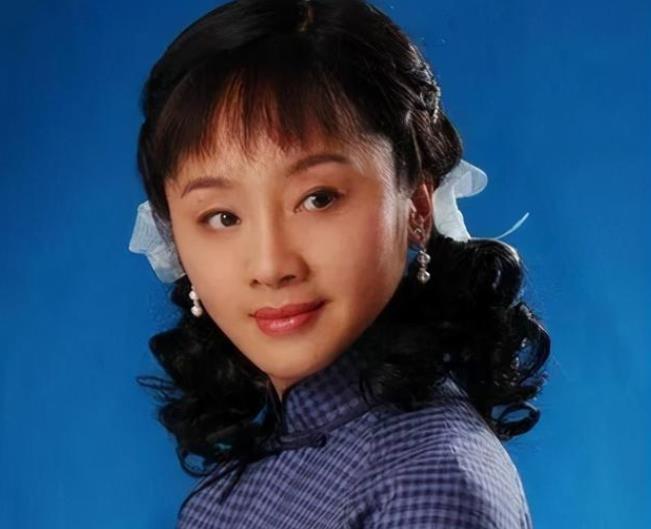 演员唐静前夫再婚时内心崩溃抱着儿子痛哭对婚姻不再有幻想