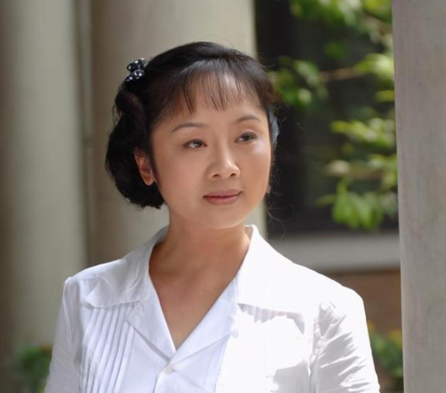 演员唐静前夫再婚时内心崩溃抱着儿子痛哭对婚姻不再有幻想