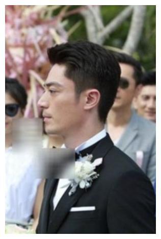 到会的每个嘉宾都很开心,但是唯独身为霍建华的新郎不开心,不仅脸上看