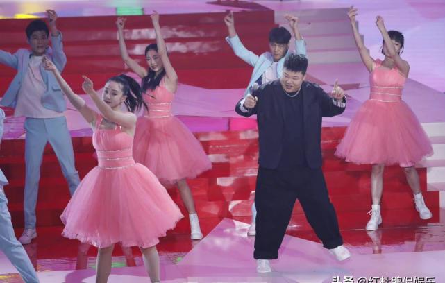 《星光大道》年赛10进8,单人车轮战,守山大叔晋级让不