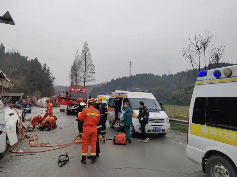 四川绵阳江油发生一起严重车祸交警现场已管控