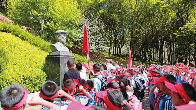 陡坡村是杨善洲的出生地,也是杨福李的出生地.