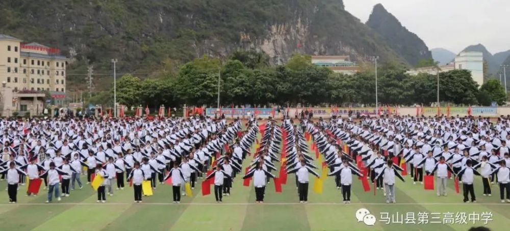 高二学子们群情激昂,青春骄阳的精神风貌,彰显马山三中独特的校园文化