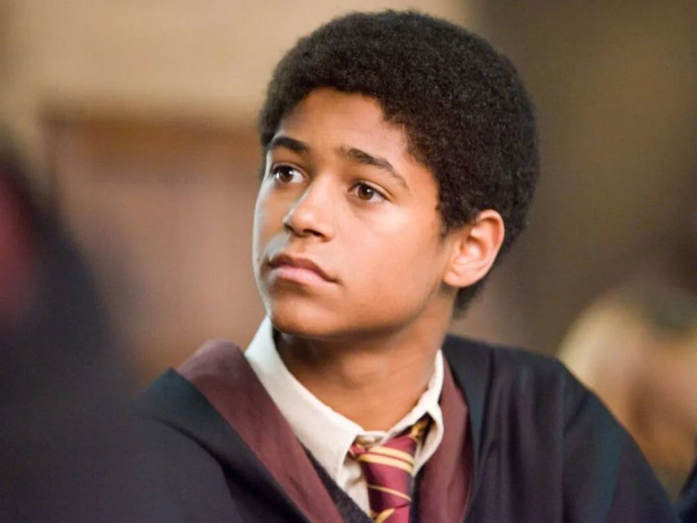 他在片中饰演哈利的室友及同学 dean thomas(迪安·托马斯)