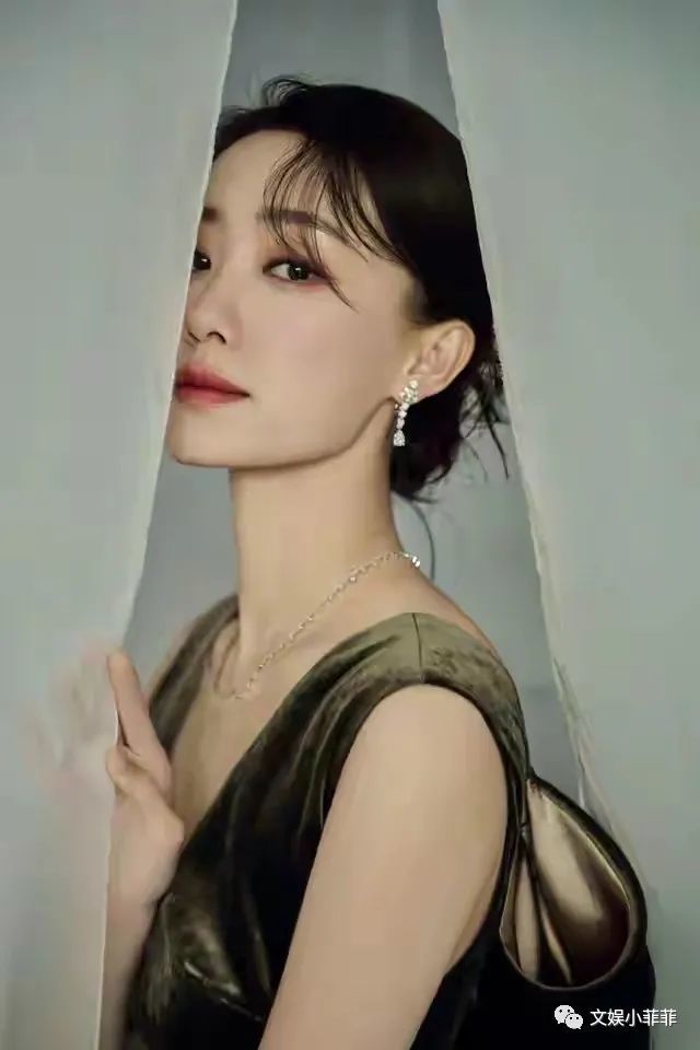 张小斐获金鸡奖影后穿国风刺绣裙端庄优雅大气质颜值和气质都提升了不