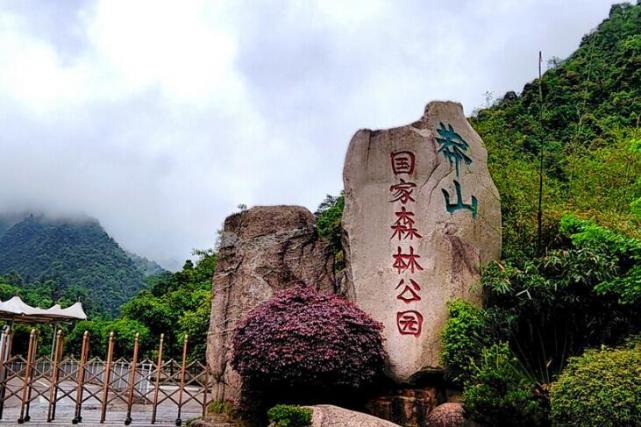 正式将莽山烙铁头蛇列入,明确规定:非法捕猎,出售,运输等国家重点保护