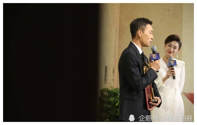 第34届金鸡奖张译称对不起于和伟张小斐拥抱贾玲互相成就
