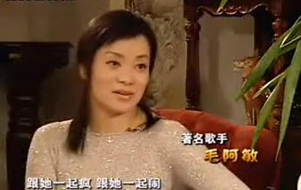 2005年,毛阿敏在女儿1岁后接受了多年好友曹可凡