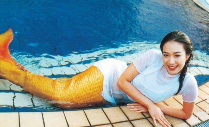 1994年,一部《人鱼传说》让钟丽缇迅速走红东南亚,并被冠以"人鱼公主"