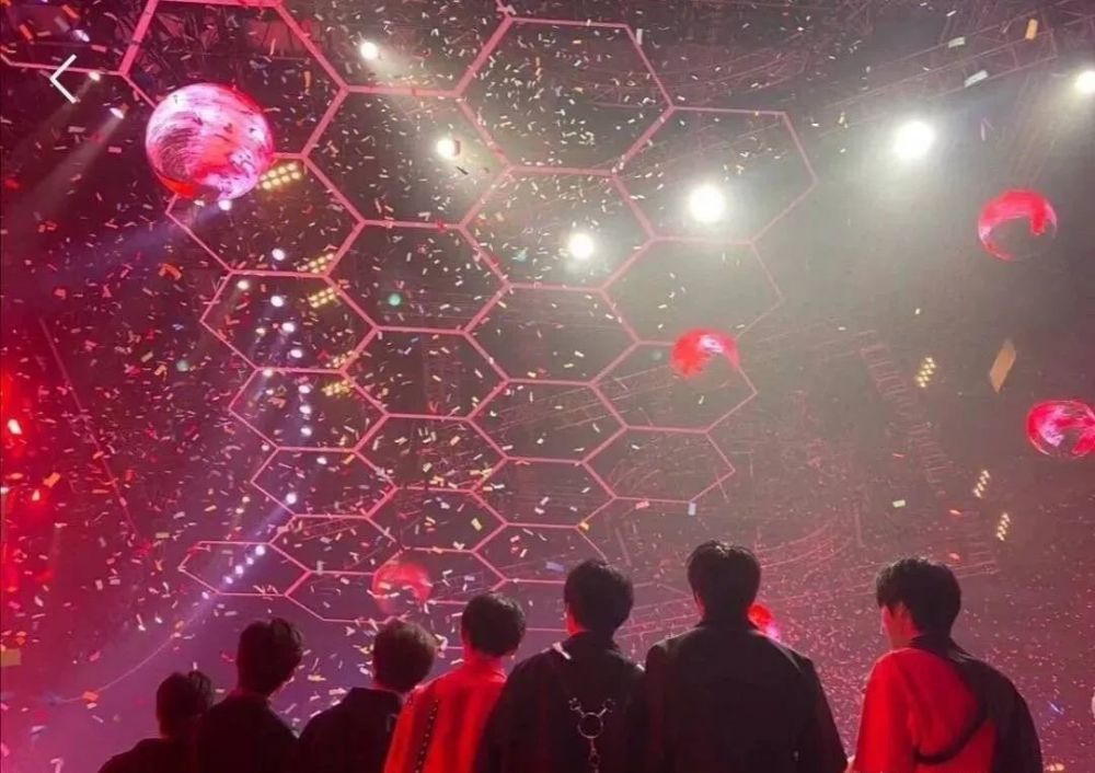 时代少年团背影图看着看着孩子就长大了