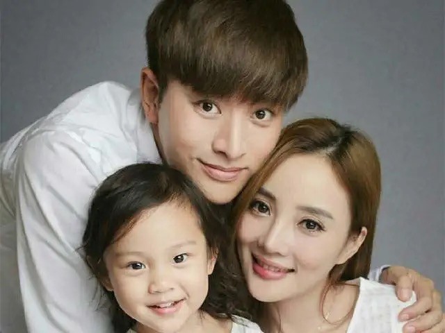李小璐晒女儿假期生活,甜馨与宠物狗一起卖萌,上小学已经近视