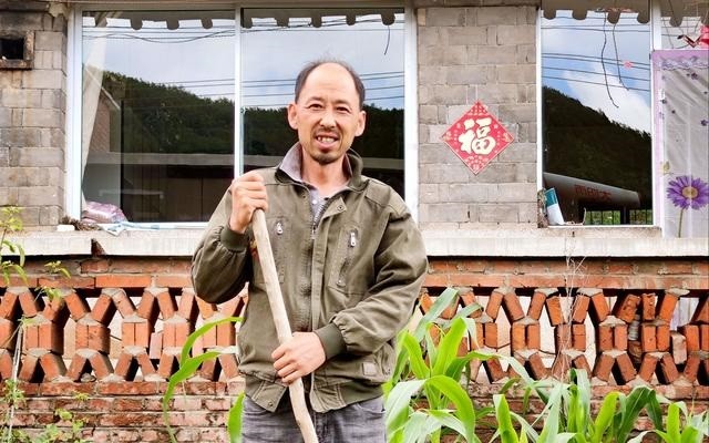 守山大叔于新伟天使踹了他的脸却又亲吻了他的嗓子
