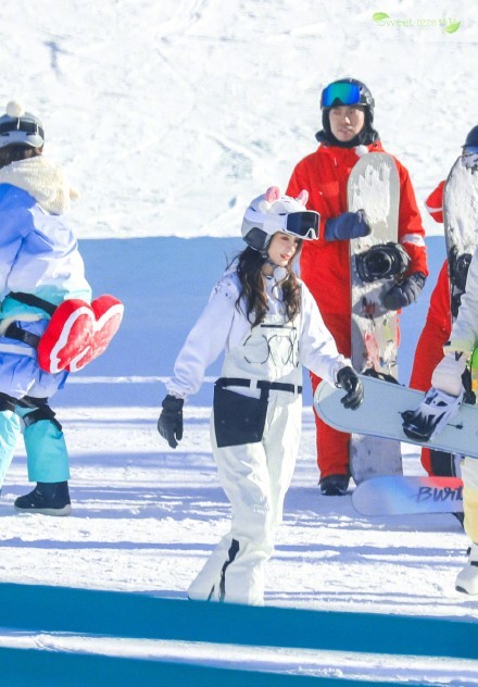 杨颖超有趣滑雪大会路透曝光娇容绝红尘太美了