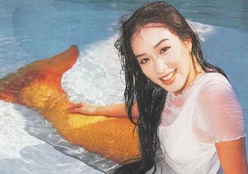 想当年,钟丽缇在电影《美人鱼》中的扮相惊艳了众人.