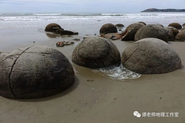 新西兰南岛摩拉基海滩上,有几十个神秘的石蛋,它们