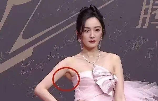 女星红毯露背史富贵包虎背熊腰勒出赘肉等问题很明显