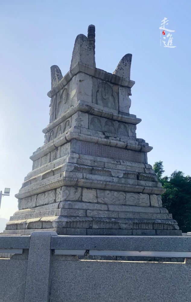 天中万寿塔在枫亭镇的塔斗山上至今还保存着中国历史上最大宝箧印经塔