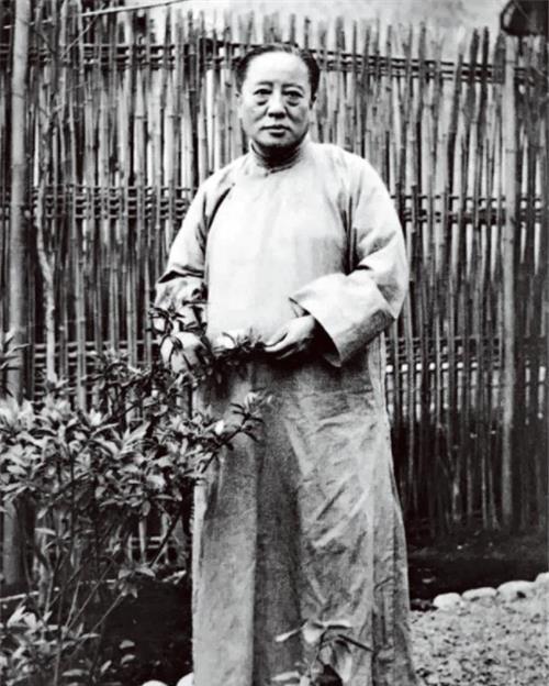溥心畲出生于1896年,本名叫爱新觉罗·溥儒,他的父亲是载滢,所以溥心