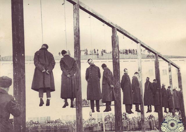 直击德国战犯被执行绞刑真实场景被堵住嘴巴成排吊在绞刑架上