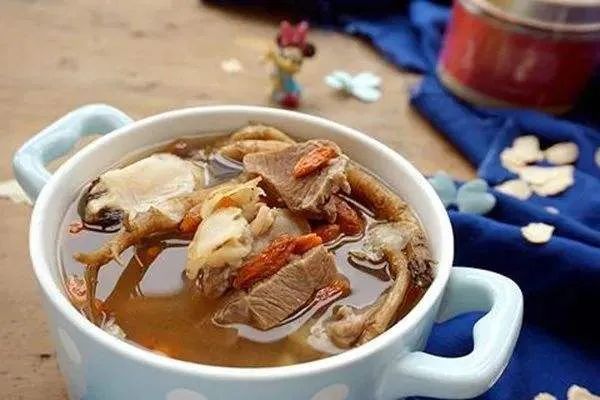 枸杞羊肉汤枸杞不仅是中药,也是厨房煲汤常见的材料.