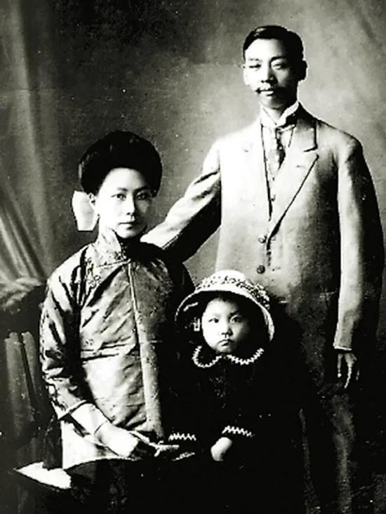 李书城一家合影1921年春,39岁的李书城和15岁的薛文淑在望志路结婚.
