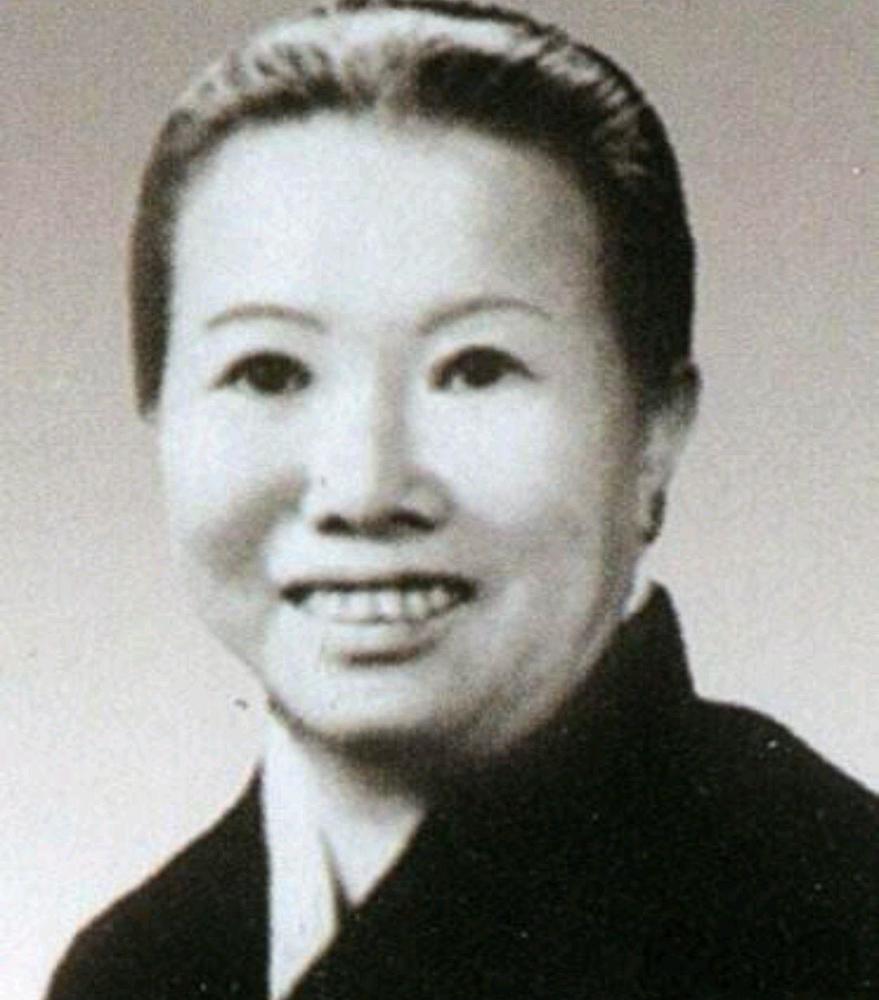 李德与萧月华虽说没共同语言,但勉勉强强还过得下去,后来他们还有了
