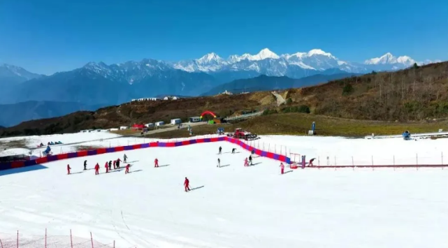 位于雅安市石棉县的王岗坪旅游景区,其滑雪场建成且于12月24日正式