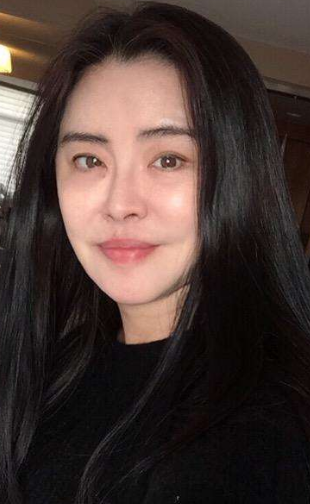 54岁王祖贤近照曝光身材发福疑似发福网友寺院偶遇昔日女神