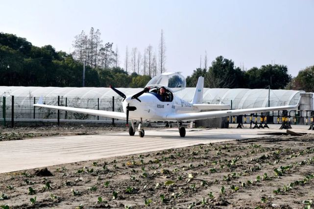 飞机合资成立的海空雄鹰飞行俱乐部这是城厢镇电站村和一家航空俱乐部