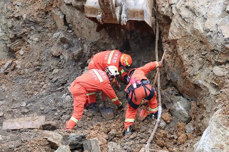 突发金海湖新区一在建工地山体滑坡17名失联人员已全部找到