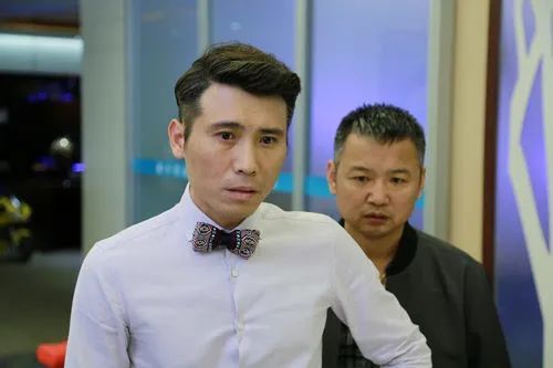 那个时候谁也没有多富裕,李乃文总是换着班里面的同学蹭饭,大葱就着