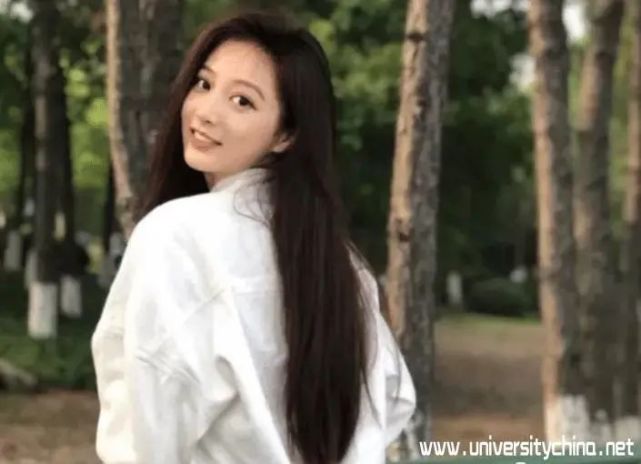 冯琳再次惊艳众人,保研,主持两不误,这才是大学生该有的样子