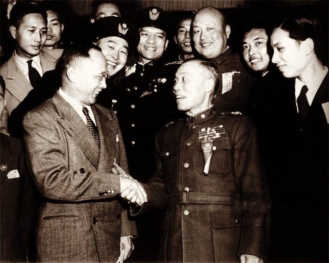 正式下野,宣布由副总统李宗仁代理总统一职,至此,蒋介石在国民党内部