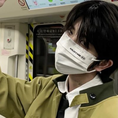 戴口罩男头有人在释怀有人在风中爱了又爱