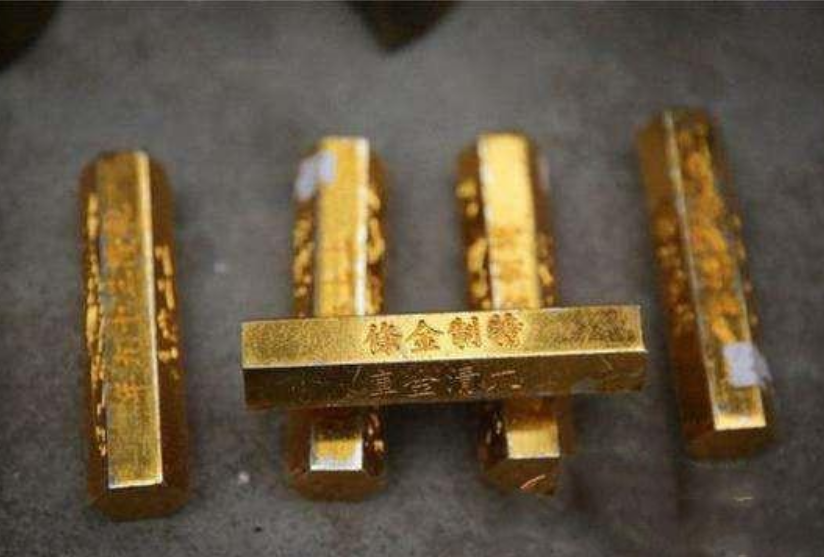 朱引梅原来是一位革命英雄的遗孀,朱引梅所说的代丈夫保管的一斤黄金