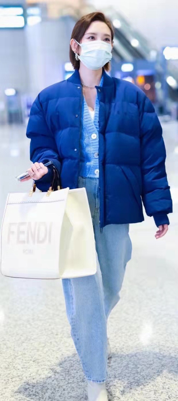唐艺昕穿克莱因蓝羽绒服配蓝色系针织衫与牛仔裤层次感十足