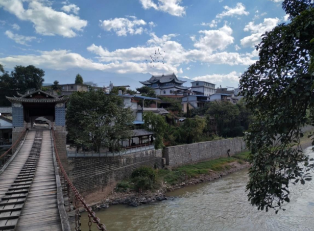 漾濞古城上街历史文化街区南邻漾濞江,西靠飞凤山,东靠苍山选址和整体