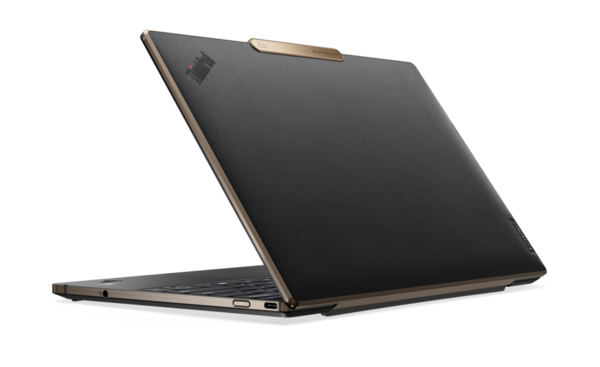 thinkpad z13在整体设计上比其它thinkpad笔记本电脑更圆润,采用再生