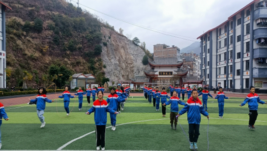 彝良县民族中学:春风化雨 育民族团结之花