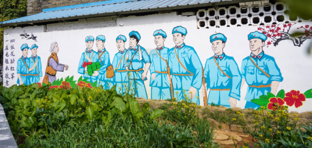 走在莲塘屯主干道,路边的壁画,建筑风格等都与军民共建有着密切的关系