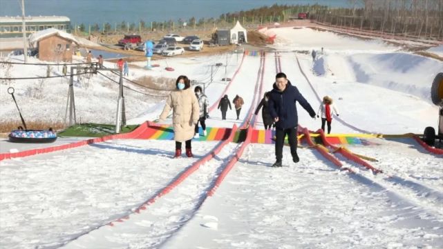 感受冰雪助力冬奥在迁安市金岭矿山传奇景区雪乐园内,滑雪圈,雪地转转