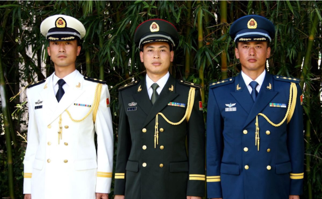 2021年底亮相的21式军服,主要分作训服和作业服两大类.