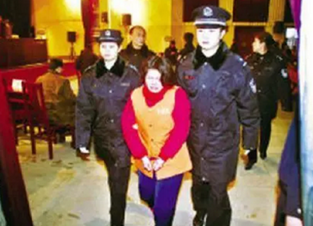 刘祖芬很快被确定是行凶者,在法庭上,走投无路的