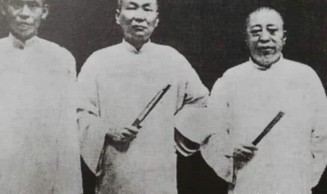 曾经的青帮大佬黄金荣晚年为何会在上海大世界门口扫大街